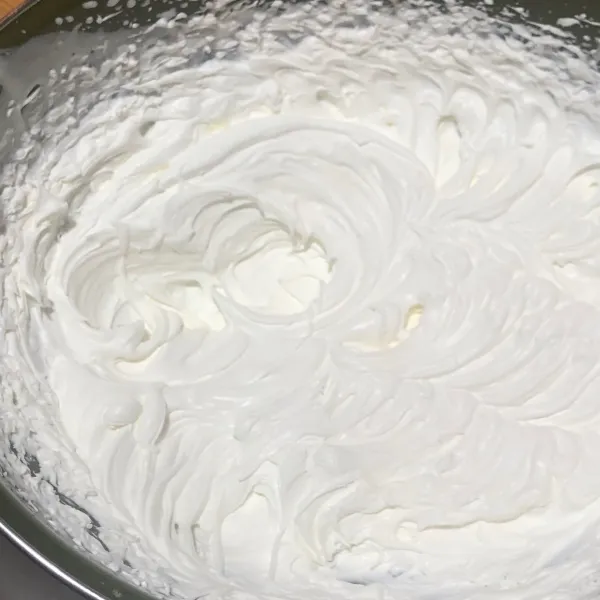 Bahan olesan : Dalam wadah kocok whipped cream dengan kecepatan tinggi hingga mengembang dan kaku. Krim ini untyk memghias kue nantinya.