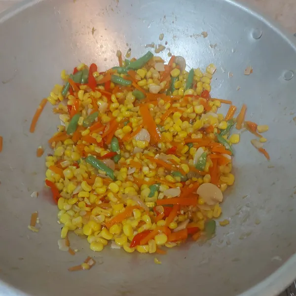 Setelah wortel matang, tambahkan irisan buncis dan masak sebentar. Kemudian, sajikan.