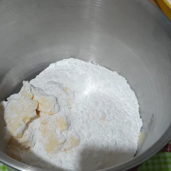 Campur margarin, gula halus da vanila kocok hingga mengembang.