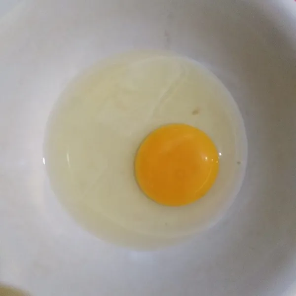 Pecahkan telur dan masukkan ke dalam wadah.
