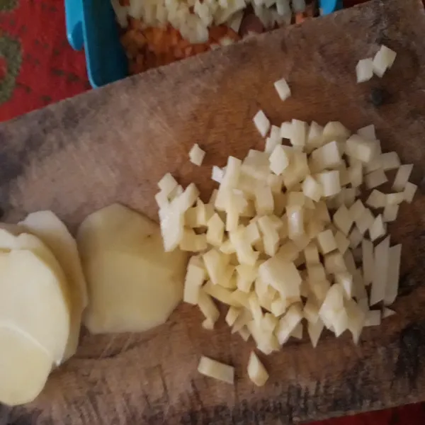 Potong dadu kecil juga kentang, kemudian cuci bersih.
