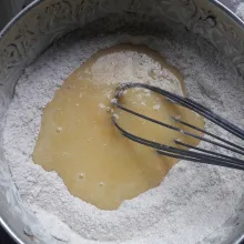 Buat lubang di bahan kering, masukkan bahan basah, aduk asal rata dengan whisker, jangan terlalu lama mengaduk untuk menghindari adonan cake bantat.