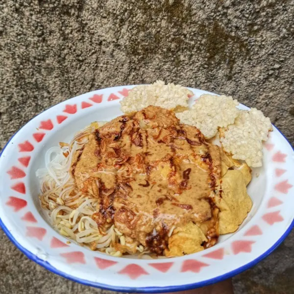 Siram dengan sambal kacang, beri bahan pelengkap lainnya. Sajikan.