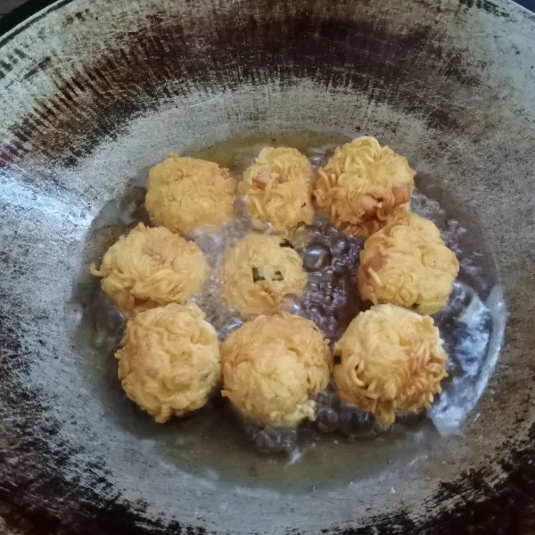 Panaskan minyak goreng. Goreng bola-bola sampai kecoklatan, gunakan api kecil saja. Angkat dan tiriskan. Siap disajikan.