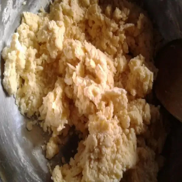 Mixer butter mix bersama gula halus dan kuning telur, tambahkan tepung terigu, maizena dan susu bubuk, campur rata.