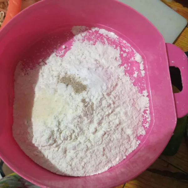 Campurkan tepung terigu, garam, lada bubuk, bawang putih bubuk dan kaldu bubuk. Aduk rata.