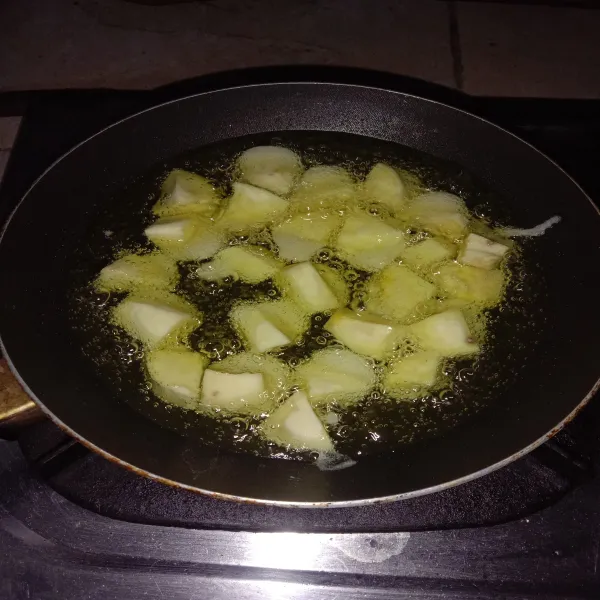 Masukkan minyak goreng ke dalam wajan. Lalu goreng adonan ubi hingga kuning keemasan.