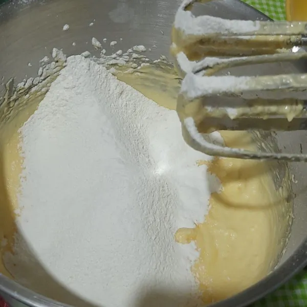 Kemudian tambahkan tepung aduk lipat menggunakan spatula.