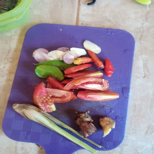 Siapkan bumbu, iris tipis bawang merah putih dan tomat. Geprek lengkuas jahe dan sereh.