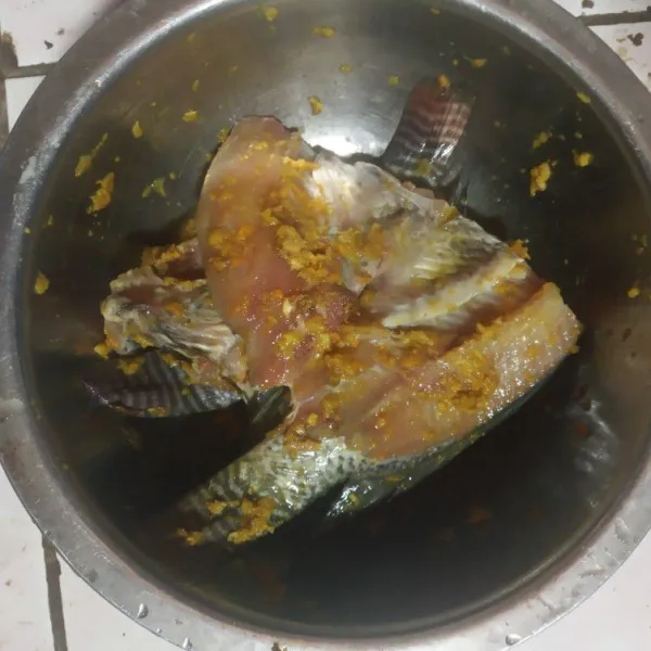 Cuci ikan dan baluri dengan bumbu marinasi 15 menit sampai bumbu meresap.