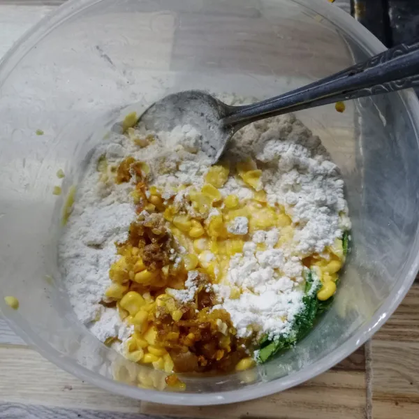 Masukkan jagung, bumbu halus, terigu dan tepung beras ke dalam wadah.