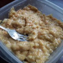 Lumatkan pisang dengan garpu.