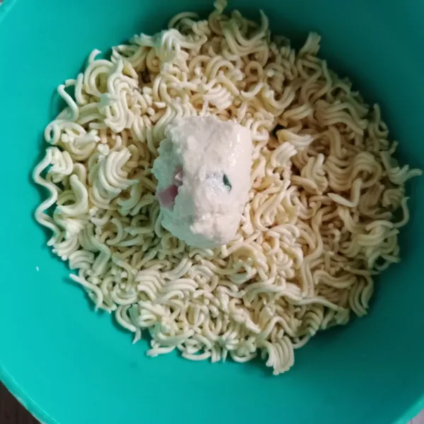 Gulingkan pada mie sambil dipadatkan.