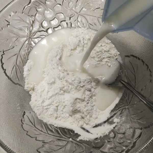 Langkah yang pertama masukkan tepung terigu gula pasir baking powder dan bawang putih bubuk beserta susu cair aduk sampai rata.