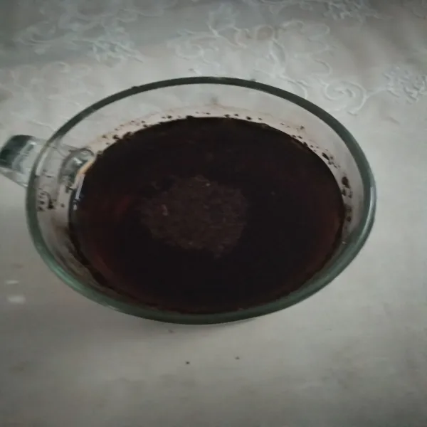 Seduh thai tea dengan air panas, kemudian diamkan sampai teh berubah warna.