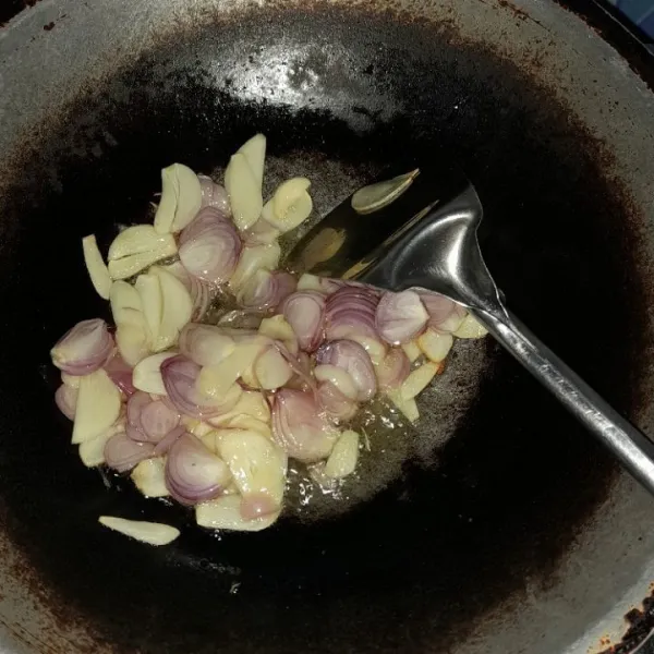 Panaskan minyak goreng tumis bawang merah dan bawang putih hingga harum.