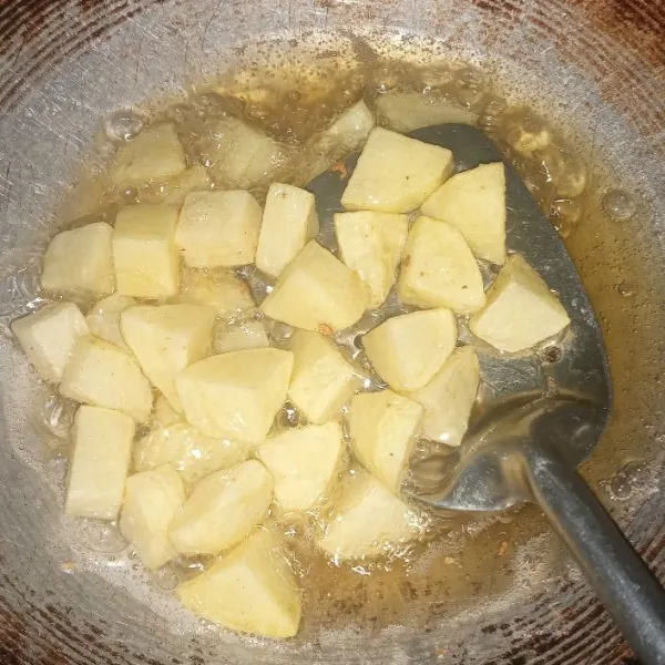 Potong dadu kentang, goreng hingga kering, kemudian sisihkan.