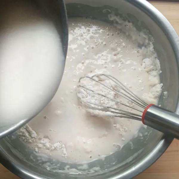 Campur tepung tapioka, terigu , gula dan garam. Tuangi santan hangat sambil diaduk.