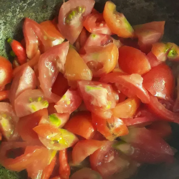 Potong kasar tomat beserta cabai rawit. Kemudian rebus di api sedang dengan air hingga lunak.