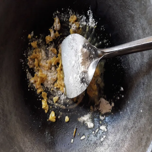 Tumis bawang putih dengan margarin hingga wangi, lalu tambahkan tepung maizena.