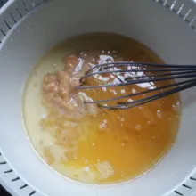 Masukkan bahan basah lainnnya, telur, susu cair, minyak goreng, air jeruk nipis/ cuka dapur, aduk rata.