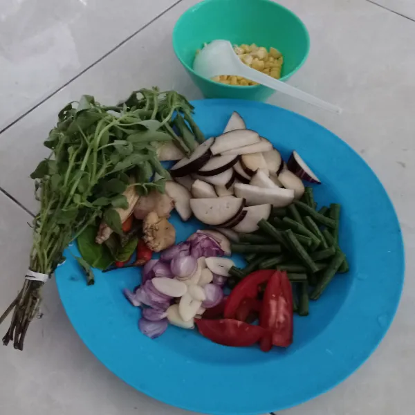 Siapkan bahan-bahan.