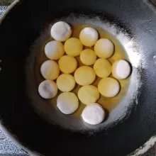 Siapkan minyak dingin, rendam adonan cipak.