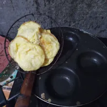 Goreng telur pada wajan kecil atau sesuai selera hingga matang. Angkat dan tiriskan.