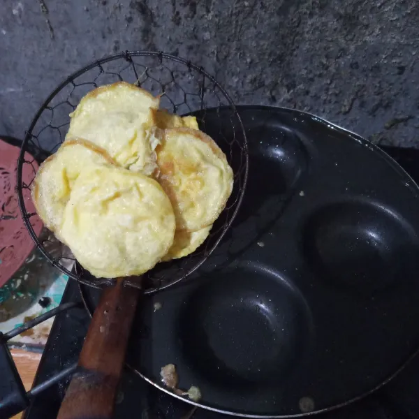 Goreng telur pada wajan kecil atau sesuai selera hingga matang. Angkat dan tiriskan.