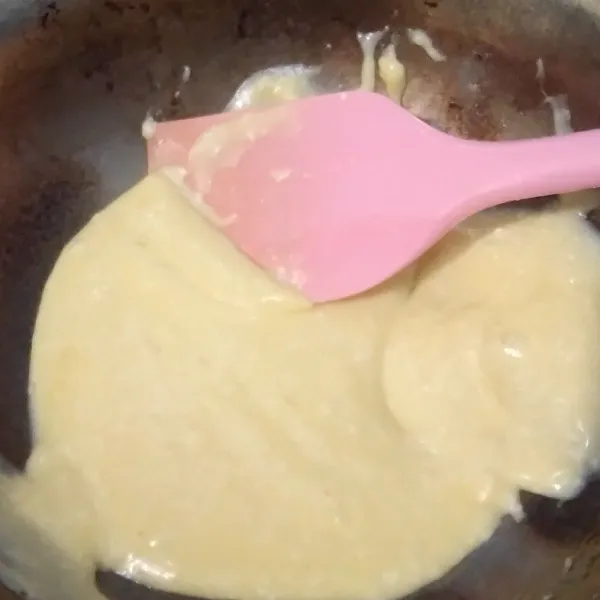 Buat saus keju : Panaskan margarin dalam wajan lalu tuang susu uht ,masukkan keju parut dan bumbu tabur,aduk rata, lalu kentalkan dengan maizena yang telah dilarutkan,masak hingga mengental. Angkat
