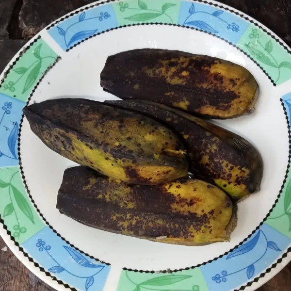 Rebus pisang hingga matang.