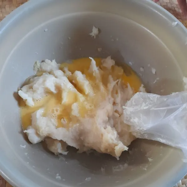 Tambahkan telur yang telah di kocok lepas secara perlahan sambil diaduk hingga tercampur rata.