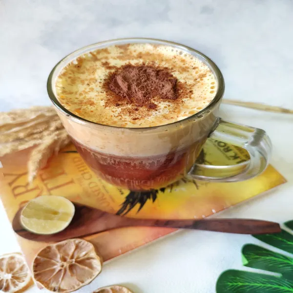 Sebelum di minum, beri perasan jeruk nipis dan aduk rata. Teh Talua siap di nikmati.