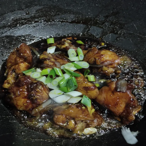 Terakhir masukkan ayam yg sudah digoreng tadi aduk rata masak sebentar agar bumbu meresap lalu masukkan irisan daun bawang kemudian aduk rata.