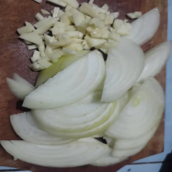 Cincang bawang bombay dan bawang putih, kemudian sisihkan.