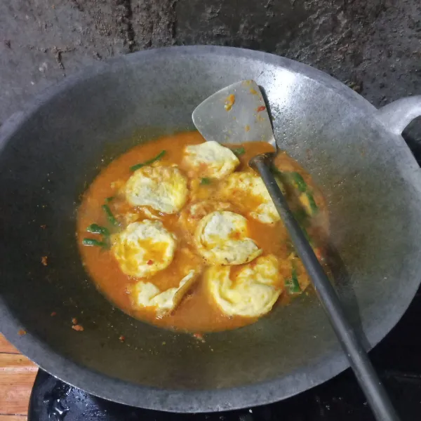 Masukkan telur dadar, garam dan kaldu bubuk. Aduk rata.