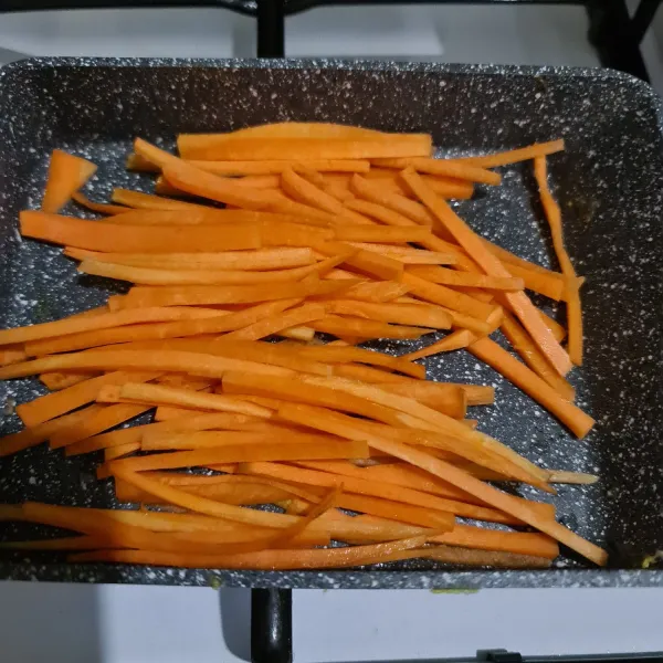 Kupas wortel, cuci bersih lalu potong panjang. Tumis dengan 1 sdm minyak goreng.