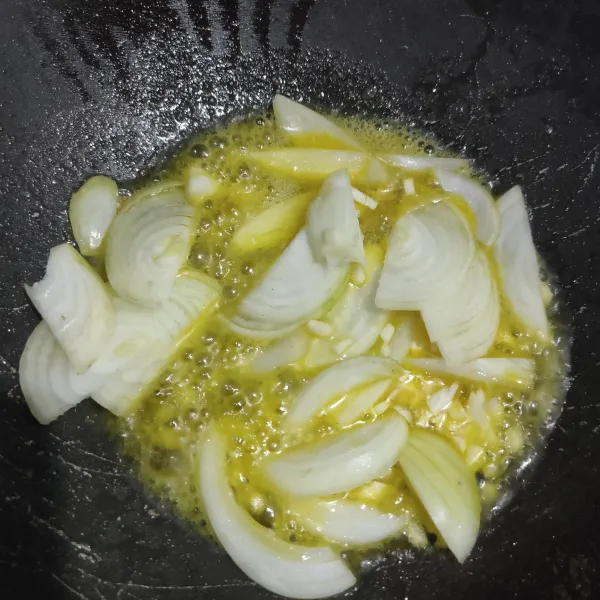 Panaskan 2 sdm mentega lalu masukkan bawang bombay dan bawang putih yang sudah dicincang, tumis hingga harum.