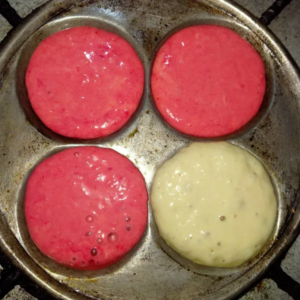 Panaskan loyang, beri olesan mentega. Masukkan adonan, biarkan hingga matang dan berongga.