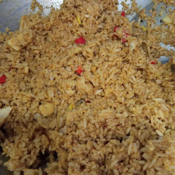 Aduk nasi hingga semua bumbu tercampur rata, cicipi rasanya, siap di sajikan hangat.