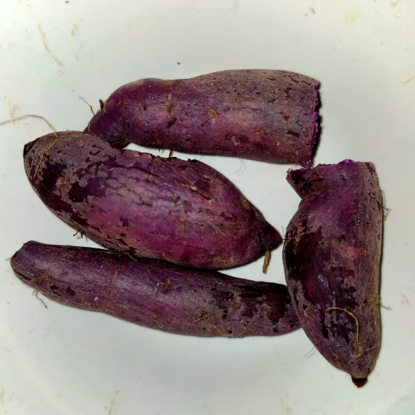 Kukus ubi ungu hingga matang.
