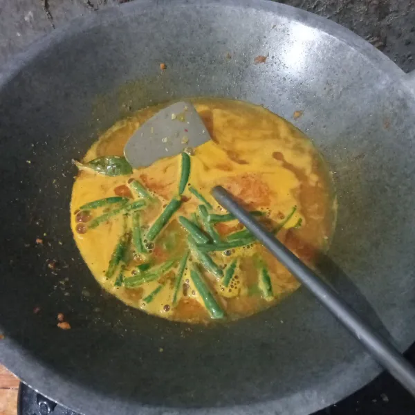 Tuang air, biarkan mendidih lalu masukkan kacang panjang. Biarkan setengah matang.