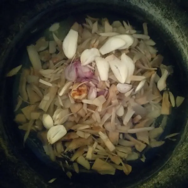 Rebus air hingga mendidih, masukkan nangka muda, bawang merah dan bawang putih. Masak hingga empuk.