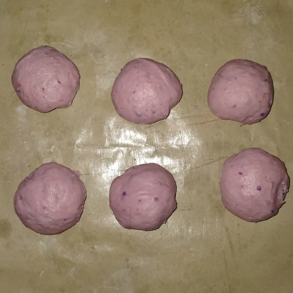 Kemudian bulat-bulatkan adonan.