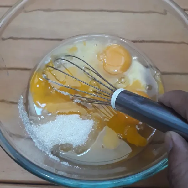 Telur ayam dan gula pasir dikocok dengan whisker hingga gula pasir larut.