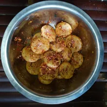 Siapkan wadah, bumbui cipak dengan bumbu tabur dan minyak bawang, aduk hingga bumbu merata, pindahkan cipak kedalam mangkok.