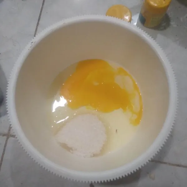 Kocok telur dan gula hingga gula larut.