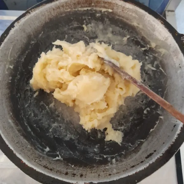Masak bahan biang sambil terus di aduk agar tidak lengket. Masak hingga kental dan terasa berat, lalu biarkan hangat.