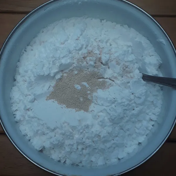 Campur tepung tapioka, tepung terigu, vanili dan ragi instant lalu aduk rata.