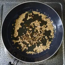 Buat minyak bawang dengan menggoreng bawang putih cincang dan daun jeruk hingga keemasan dengan api kecil, biarkan dingin.